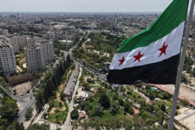 Suriye'nin en büyük bayrağı göndere çekildi